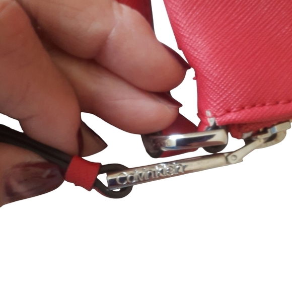 Calvin Klein Red Crossbody Bag with Sleek Design - Picture 5 of 12